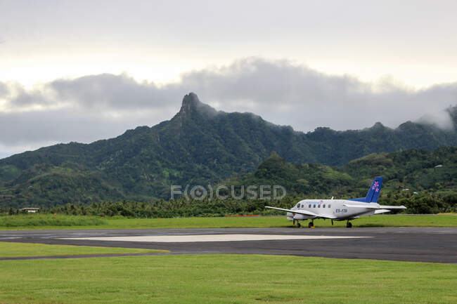 Cook Islands, Rarotonga, Airport with plane — Stock Photo