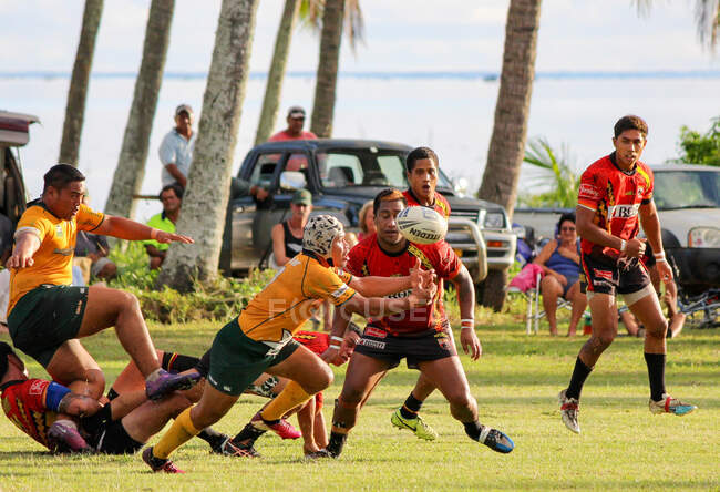 Острова Кука, Айтутаки, регби игра Aitutaki против Rarotonga — стоковое фото