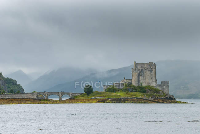 Regno Unito, Scozia, Highland, Dornie, Veduta del castello di Eilean Donan, Eilean Donan Castle, Loch Duich, Scottish Clan Macrae — Foto stock