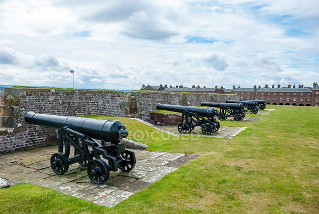 Гармати форту Джордж у Мореї Фірт, Інвернесс, Гайлендс, Шотландія, Велика Британія — стокове фото