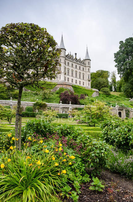 Сполучені Штати Америки, Шотландії, Highland, Golspie, замок Dunrobin переглянути з зелений сад — стокове фото