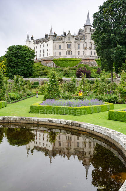 Великобритания, Шотландия, Хайленд, Голспи, В садах замка Данробин у пруда — стоковое фото