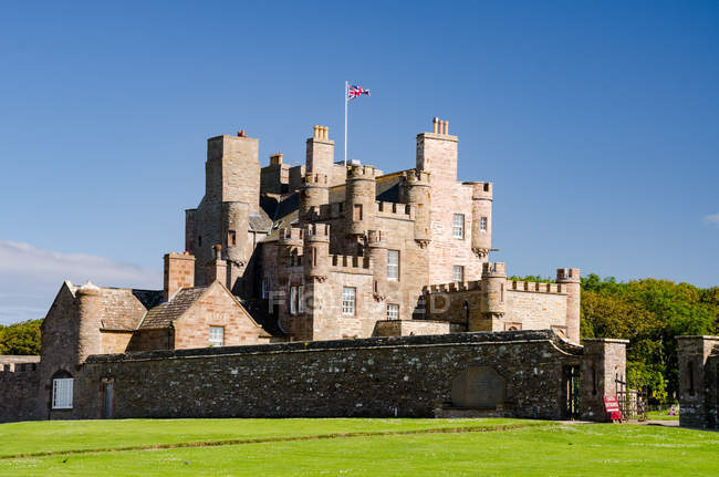 Великобритания, Шотландия, Highland, Thurso, View of Mey Castle, Castle Mey in sunny day by green meadow — стоковое фото