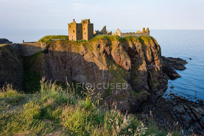 Regno Unito, Scozia, Aberdeenshire, Stonehaven, Dunnottar Rovine del castello sulla scogliera costiera sotto il sole della sera — Foto stock