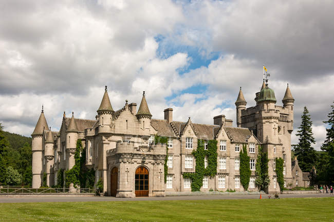 Сценарий замка Балморал в Абердишире, Шотландия, Великобритания — стоковое фото