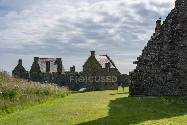 Reino Unido, Escocia, Aberdeenshire, Stonehaven, Dunnottar Castillo ruinas y edificios históricos - foto de stock