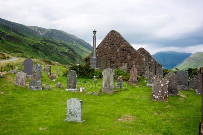 United Kingdom, Scotland, Highland, Kyle, En route in Highland at Kyle, Observinf view of historic cemetery — Stock Photo