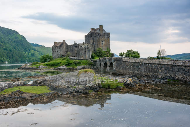 Reino Unido, Escócia, Highland, Dornie, Loch Duich, Eilean Donan Castle, Scottish Macrae clan, road to the Eilean Donan Castle by the lake — Fotografia de Stock