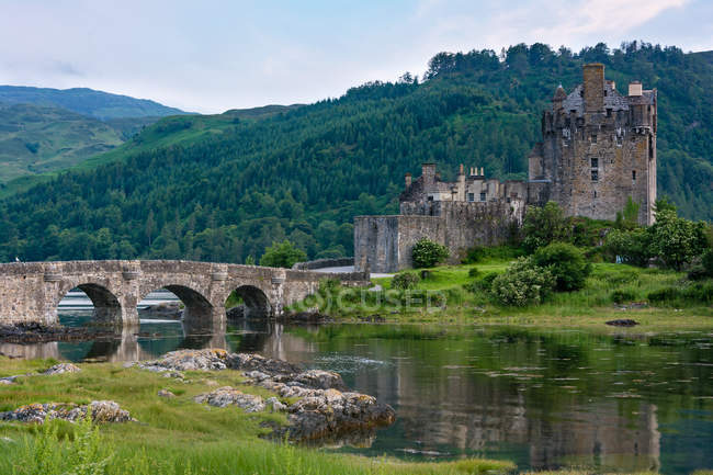 Reino Unido, Escocia, Highland, Dornie, Loch Duich, Eilean Donan Castle, Scottish Macrae clan, road to the Eilean Donan Castle - foto de stock