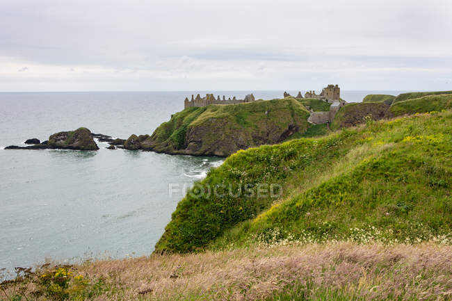 Reino Unido, Escocia, Aberdeenshire, Stonehaven, Dunnottar Castle ruins on sea coast - foto de stock