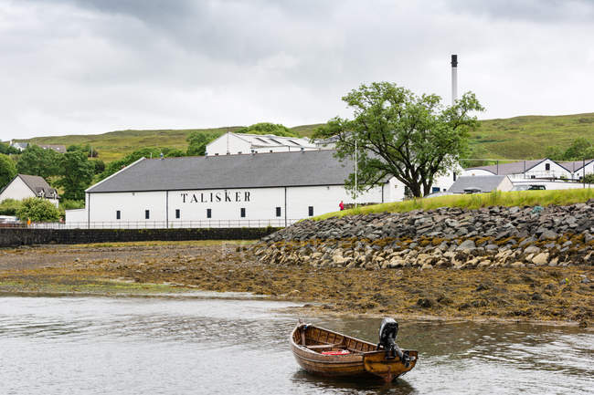 Reino Unido, Escócia, Highlands, Isle of Skye, Carbost, Talisker Distillery — Fotografia de Stock