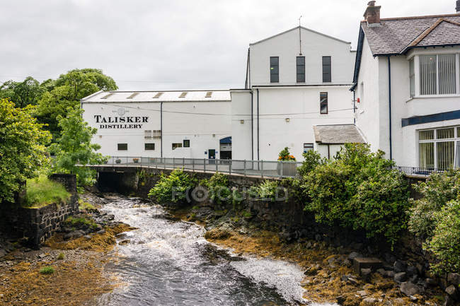 United Kingdom, Scotland, Highlands, Isle of Skye, Carbost, Talisker Distillery — Stock Photo