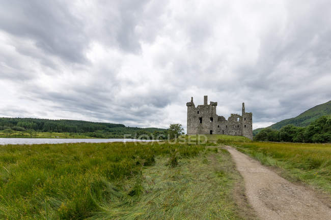 Vereinigtes Königreich, Schottland, Argyll und Tribute, dalmalally, loch awe, kilchurn castle from the distance, green fields landscape — Stockfoto