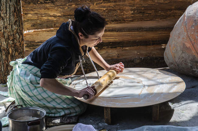 Вірменія, провінція Котайк, Гарні, Лаваш - типовий вірменський хліб. Тонке тісто прикріплюється до внутрішньої частини кам'яної печі, що випалена деревом. Паралелі з індійськими танками очевидні. — стокове фото