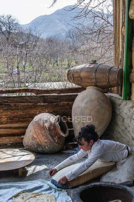 Armenia, Provincia di Kotayk, Garni, Lavash è il tipico pane armeno. Un impasto sottile viene incollato all'interno di un forno a legna in pietra. I paralleli al Tandoor indiano sono evidenti — Foto stock