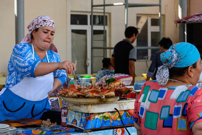 Market woman with food offers, Tashkent, Uzbekistan — Stock Photo