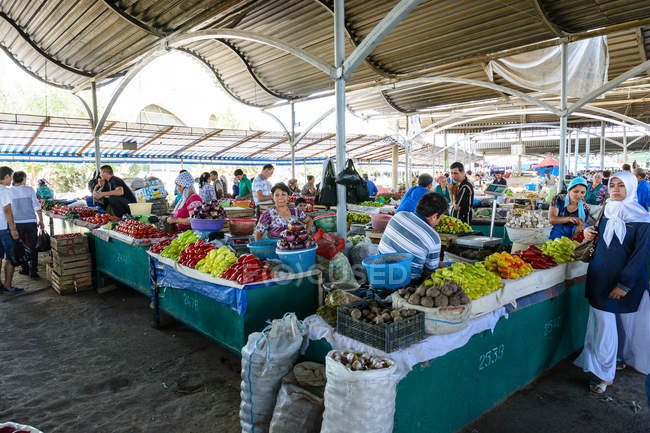 Venditori e acquirenti al mercato vegetale, Tashkent, Uzbekistan — Foto stock