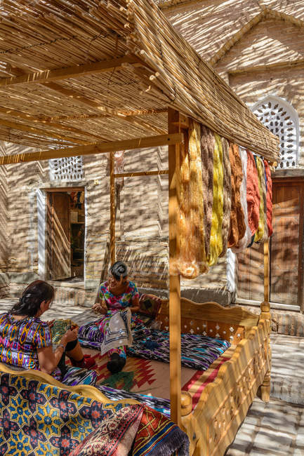 Uzbekistán, provincia de Xorazm, Xiva, tejedores de seda teñidos de seda natural - foto de stock