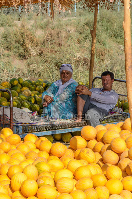 Comerciantes de melón en el mercado en Jondor tumani, provincia de Buxoro, Uzbekistán - foto de stock