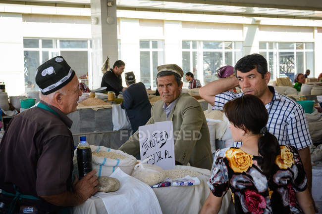 Sellers and buyers near bags of croup at street market, Samarkand, Samarkand province, Uzbekistan — Stock Photo