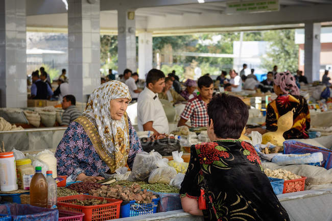 Uzbekistan, provincia di Samarcanda, Samarcanda, persone che acquistano mercato — Foto stock