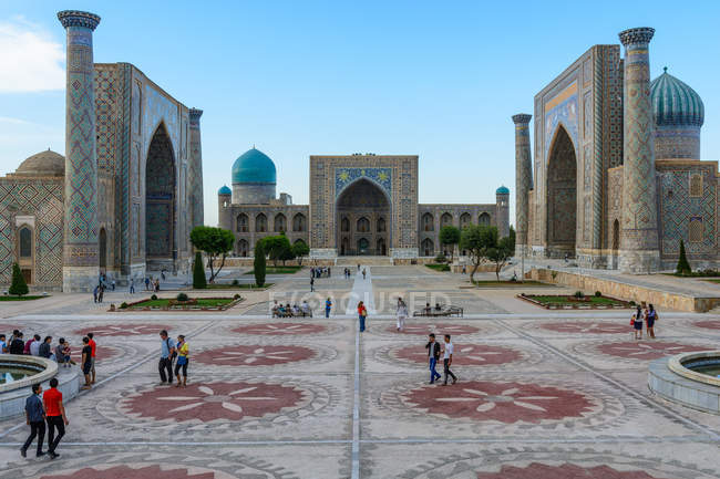 Uzbekistan, provincia di Samarcanda, Samarcanda, vista sulla cattedrale da Piazza Registan — Foto stock