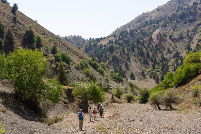 Uzbequistão, Província de Tashkent, Bustonlik tumani, pessoas caminhando nas Montanhas Chimgan — Fotografia de Stock