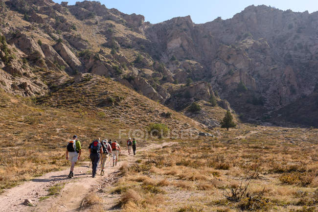 Uzbekistan, Tashkent Province, Bustonlik tumani, people hiking in Chimgan Mountains — Stock Photo