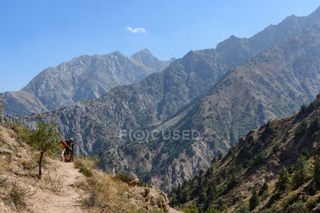 Uzbekistán, Provincia de Tashkent, Bustonlik tumani, senderismo en las montañas de Chimgan - foto de stock