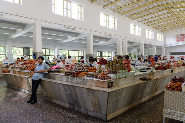 Vendedores y compradores en Market Hall, Tashkent, Uzbekistán - foto de stock