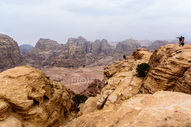 Jordanie, gouvernement Ma'an, district de Petra, la ville rocheuse légendaire de Petra, paysage rocheux aérien pittoresque — Photo de stock