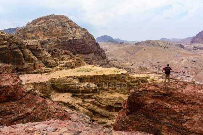Jordania, Ma 'an Gouvernement, Petra District, La legendaria ciudad rocosa de Petra paisaje rocoso aéreo - foto de stock