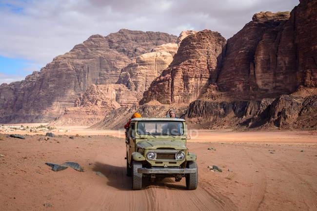 Jordan, Aqaba Gouvernement, Wadi Rum, Wadi Rum est un haut plateau du désert en Jordanie du Sud. Voiture dans les montagnes désertes paysage — Photo de stock