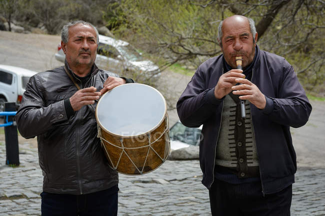 Armenia, Provincia de Ararat, Goght, Templo Garni, hombres tocando en Duduk como flauta - foto de stock