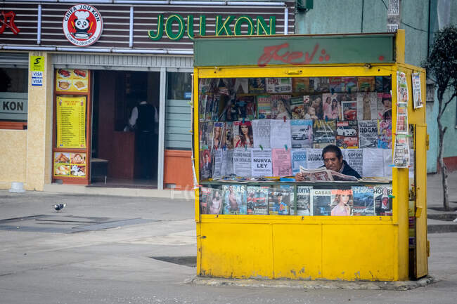 Street scene of capital of Peru with newspapers vendor, Lima, Peru — Stock Photo