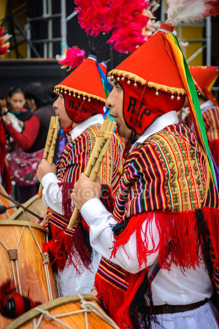 Scène de rue dans la capitale du Pérou avec des musiciens de rue, Lima, Pérou — Photo de stock