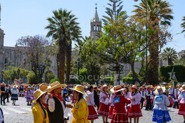 Perú, Arequipa, gente con ropa tradicional en el evento electoral - foto de stock
