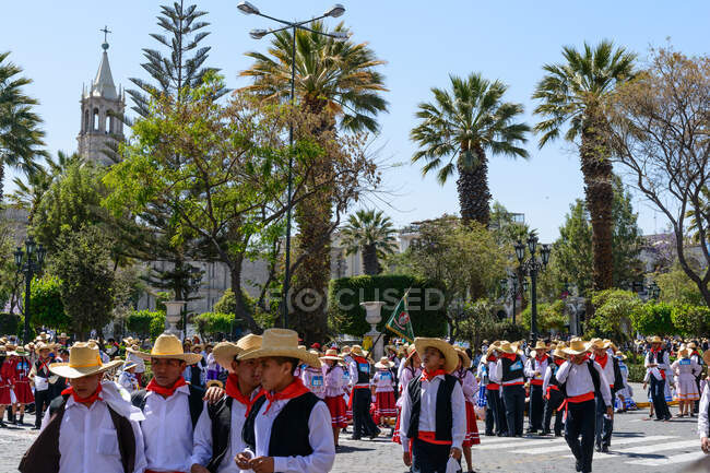 Wahlveranstaltung auf der Straße der Stadt mit Menschenmassen in traditionellen Hüten, Arequipa, Peru — Stockfoto