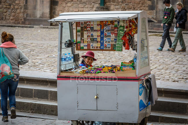 Pieza de recuerdo con vendedor en la calle del Cusco, Perú. - foto de stock