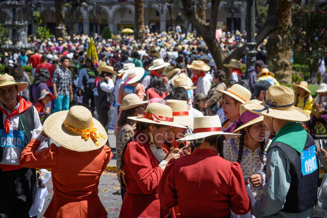 Élection dans la rue de la ville avec une foule de gens portant des chapeaux traditionnels, Arequipa, Pérou — Photo de stock