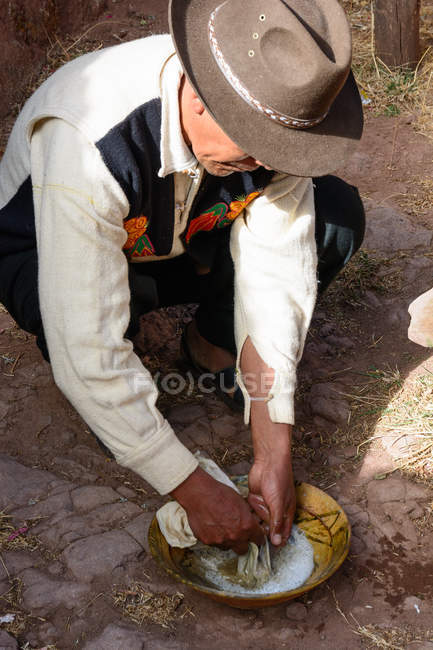 Perú, Puno, vista del hombre fabricando jabón - foto de stock