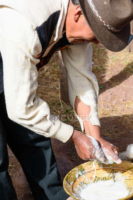 Homem local trabalhando na fabricação de sabão, Puno, Peru — Fotografia de Stock
