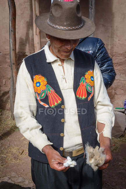 chisme dar a entender espectro Hombre maduro en sombrero y chaleco con bordado tradicional en la  fabricación de jabón, Puno, Perú — Hispano, población local - Stock Photo |  #198849184
