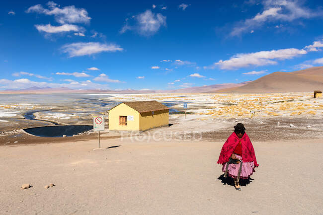 Bolivien, Departamento de Potos, sur la peau, Thermalbad und Frau — Stockfoto