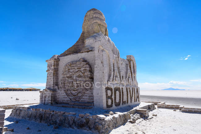 Bolivia, Uyuni, Rallye vista frontale del monumento Dakar — Foto stock
