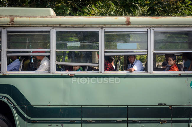 Мянма, місті Yangon регіону, люди їдуть в місцевому автобусі — стокове фото