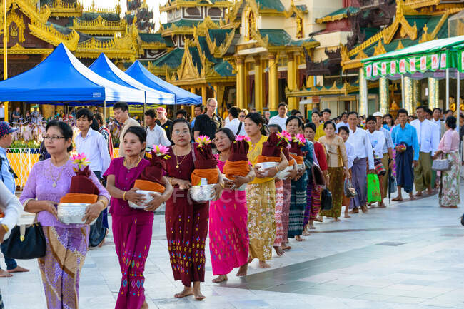 Мьянма (Бирма), Янгонская область, Янгон, Пагода Шведагон, посвящение в послушники для мальчиков, временно поступающих в монастырь — стоковое фото