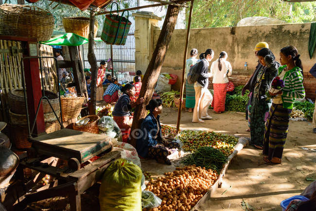 Vendedores e compradores no mercado de agricultores, Nyaung-U, região de Mandalay, Myanmar — Fotografia de Stock