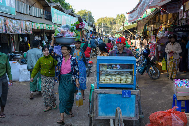 Взгляд продавцов и покупателей на фермерском рынке, Ньяунг-У, Мандалайский регион, Мьянма — стоковое фото