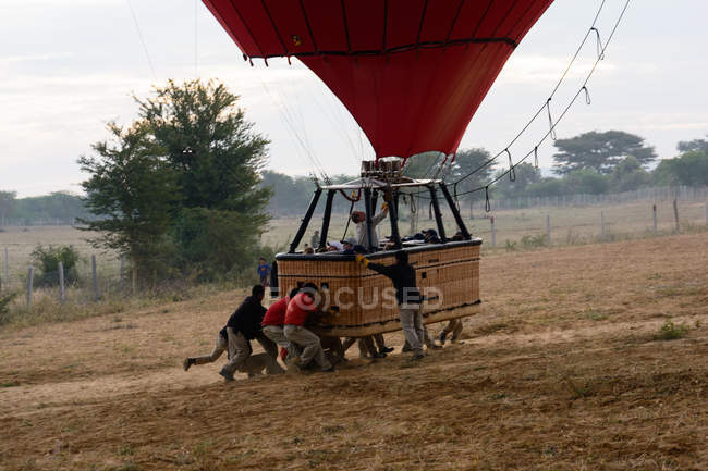 Мужчины готовят воздушный шар для полета, Старый Баган, Мандалайский район, Мьянма — стоковое фото